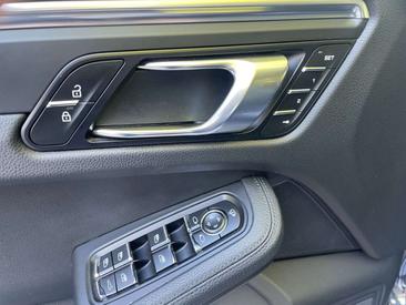 Porsche Macan Base — photo 32