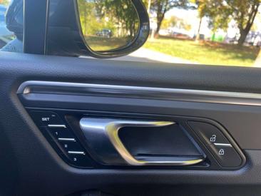 Porsche Macan Base — photo 33