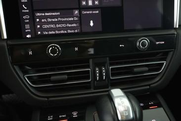Porsche Macan Base — photo 21