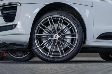 Porsche Macan Turbo — photo 4
