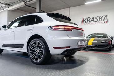 Porsche Macan Turbo — photo 10
