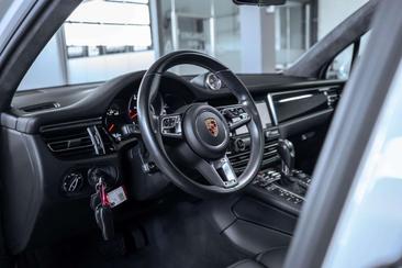Porsche Macan Turbo — photo 13