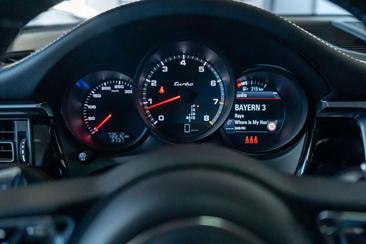 Porsche Macan Turbo — photo 18