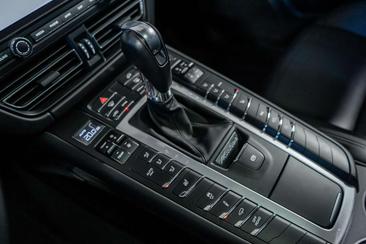 Porsche Macan Turbo — photo 21
