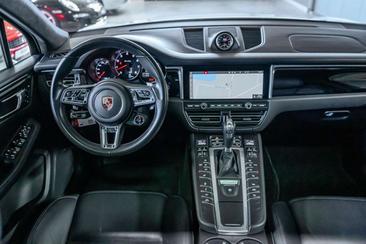 Porsche Macan Turbo — photo 22
