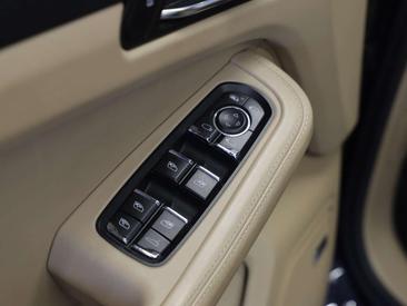 Porsche Macan Base — photo 18