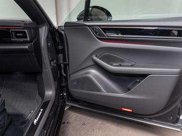 Porsche Macan Base — photo 40