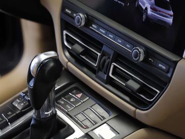 Porsche Macan Base — photo 44