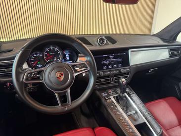 Porsche Macan Turbo — photo 13