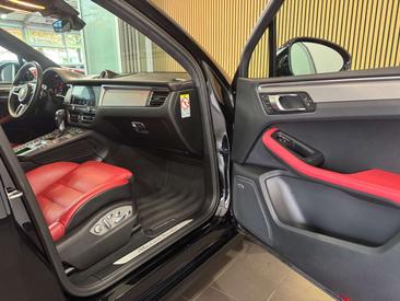Porsche Macan Turbo — photo 15