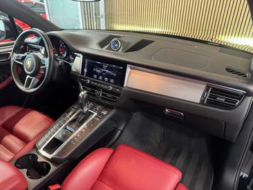 Porsche Macan Turbo — photo 18