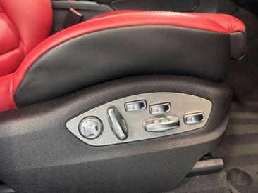 Porsche Macan Turbo — photo 26