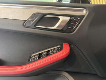 Porsche Macan Turbo — photo 30