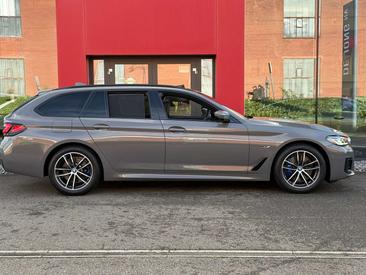 BMW Série 5 530e 2021 Gris — photo 6