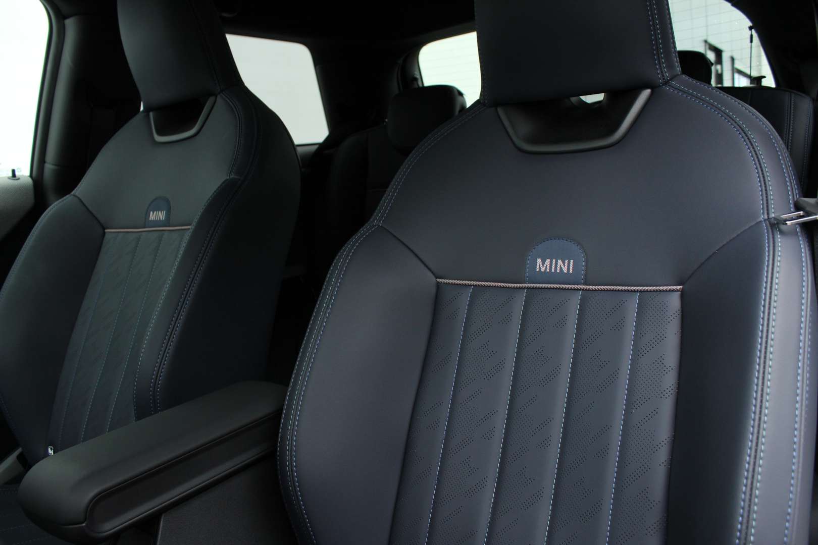 Mini Hatchback Favoured Cooper - 2025 - Joinsteer - #9