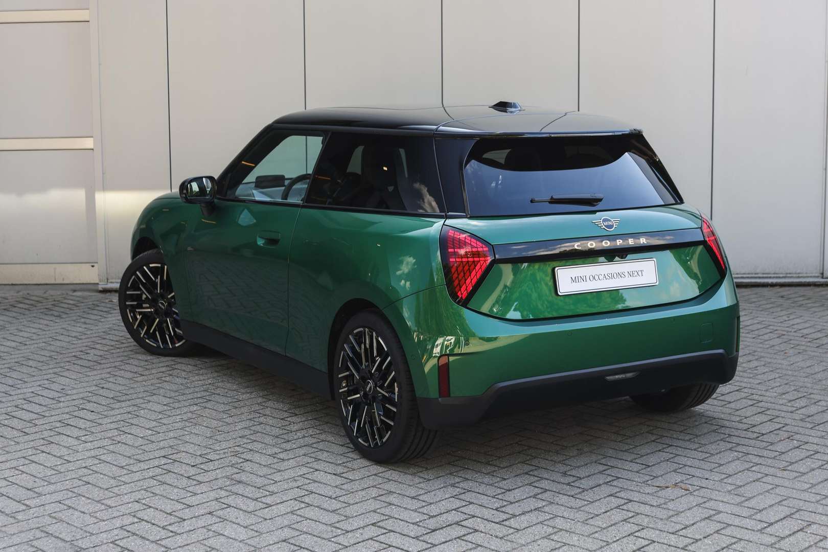 Mini Hatchback Favoured Cooper E - 2025 - Joinsteer - #1
