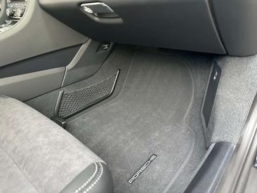 Porsche 718 Cayman GT4 — photo 10