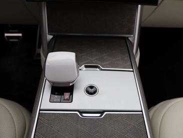 Land Rover Range Rover SV P550e — photo 11