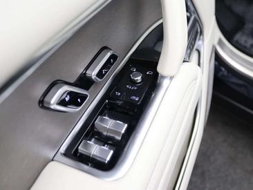 Land Rover Range Rover SV P550e — photo 28