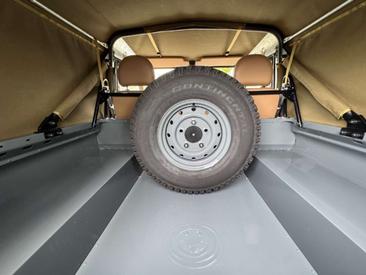 Land Rover Defender 90 Daktari V8 — photo 12
