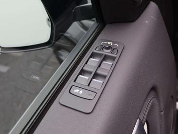 Land Rover Discovery Sport R-Dynamic SE P300e — photo 29