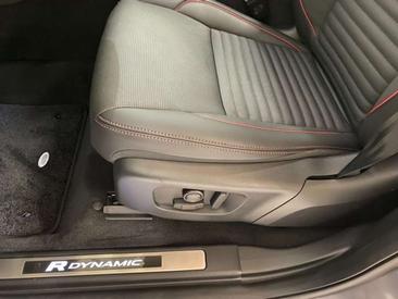 Land Rover Discovery Sport P300e R-Dynamic S — photo 17