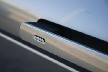 Land Rover Range Rover Evoque P300e R-Dynamic S — photo 12