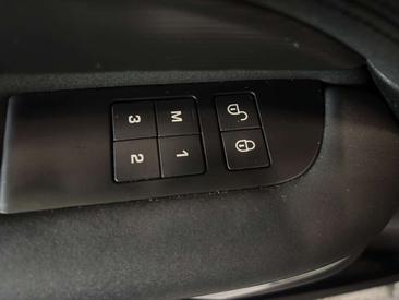 Land Rover Discovery TDV6 First Edition HSE — photo 16