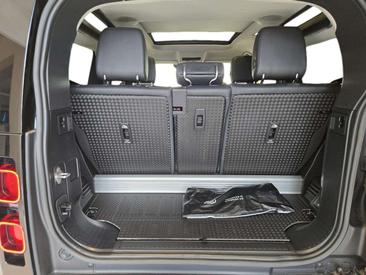 Land Rover Defender 90 D250 SE — photo 11
