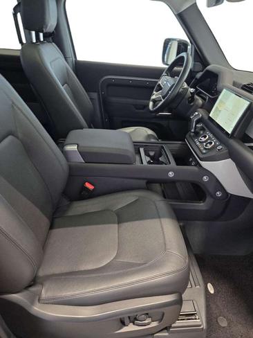 Land Rover Defender 90 D250 SE — photo 12
