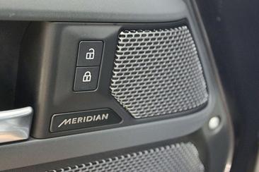 Land Rover Defender 110 P400e X-Dynamic S — photo 16