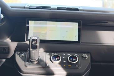 Land Rover Defender 110 P400e X-Dynamic S — photo 17