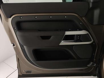 Land Rover Defender 110 D250 S — photo 12