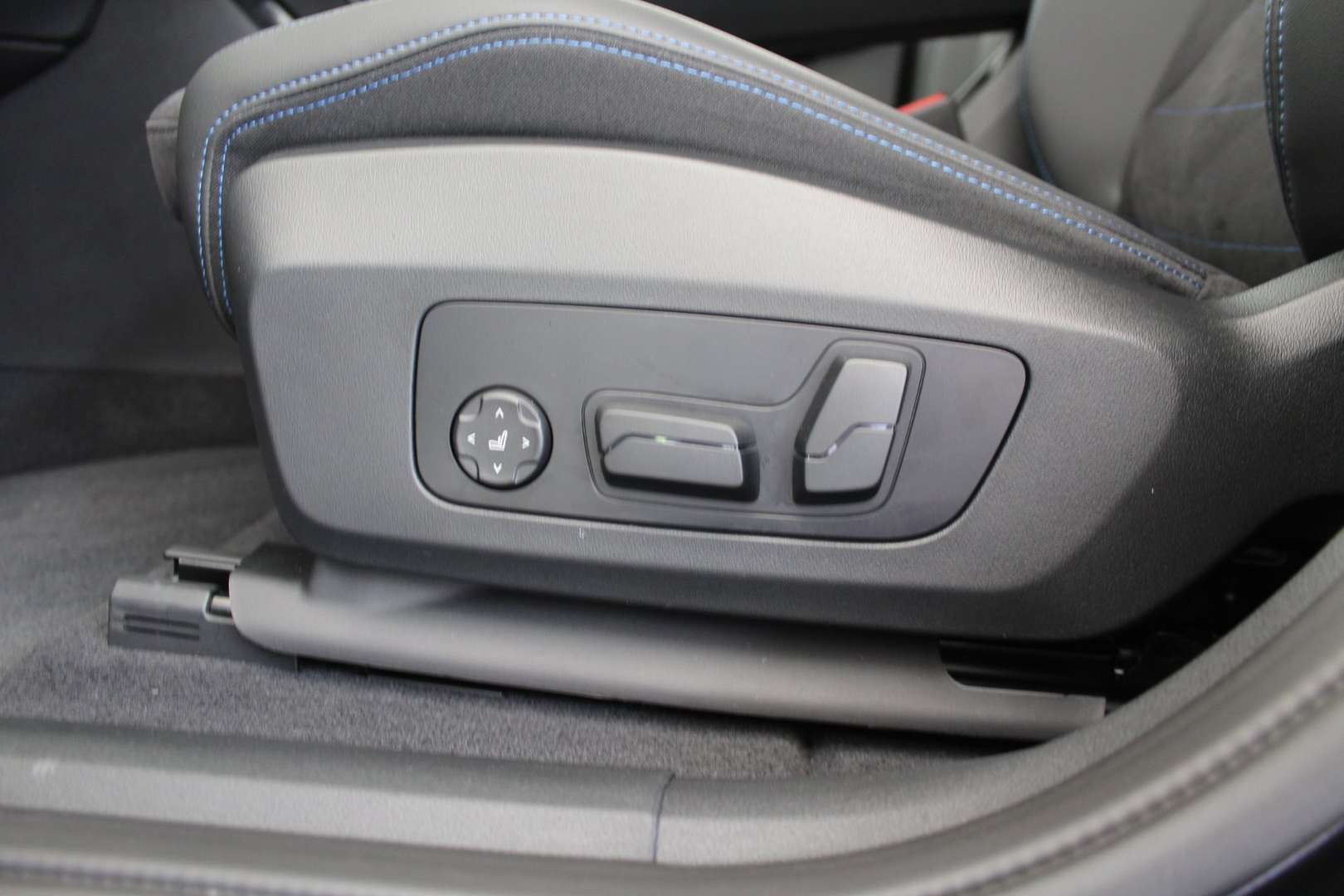 BMW IX2 XDrive30 - 2024 - Joinsteer - #16