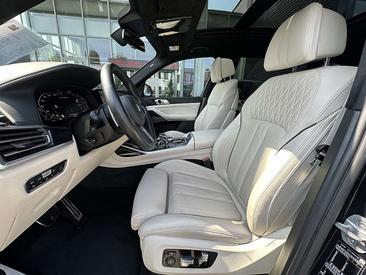 BMW X7 M50i — photo 32