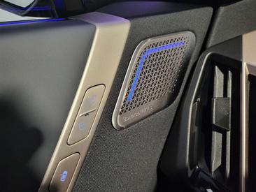 BMW IX M60 — photo 35