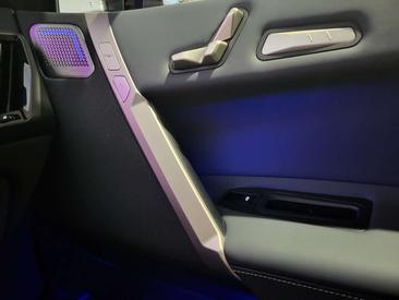 BMW IX M60 — photo 36