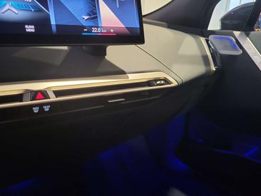 BMW IX M60 — photo 42