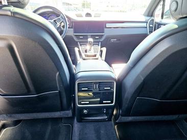Porsche Cayenne III Platinum Edition E-Hybrid — photo 16