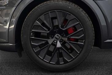Audi Q8 55 Quattro S Line Edition — photo 18