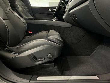 Volvo XC60 Plus — photo 9