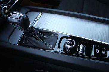 Volvo XC60 D4 R-Design — photo 10