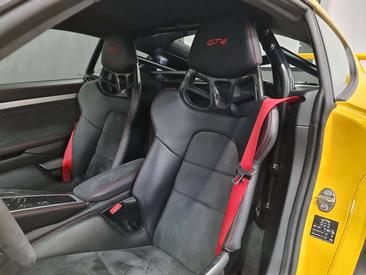 Porsche 718 Cayman GT4 — photo 10