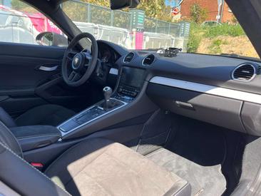 Porsche 718 Cayman GT4 — photo 11