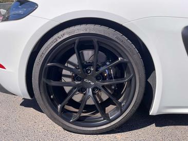 Porsche 718 Cayman GT4 — photo 25