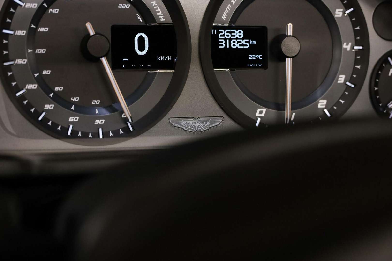 Aston Martin Vanquish Volante 6.0 V12 CarbonBlack - 2015 - Joinsteer - #42