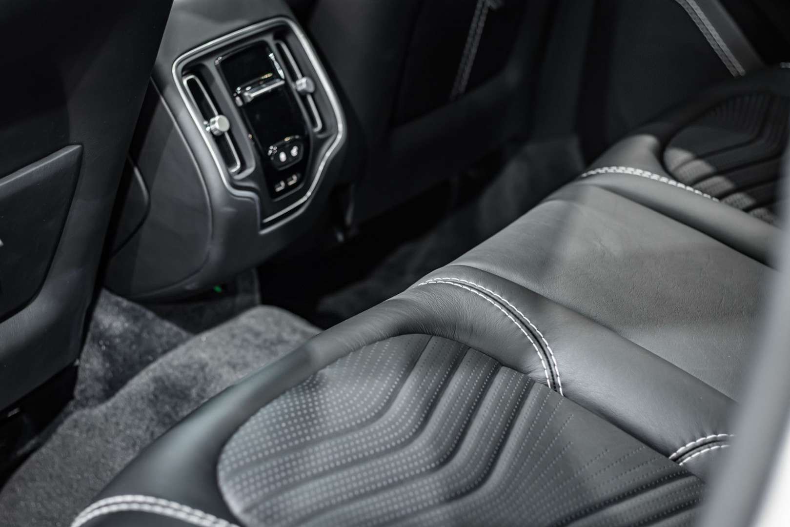 Aston Martin DBX 4.0 V8 Sportabgas - 2020 - Joinsteer - #29