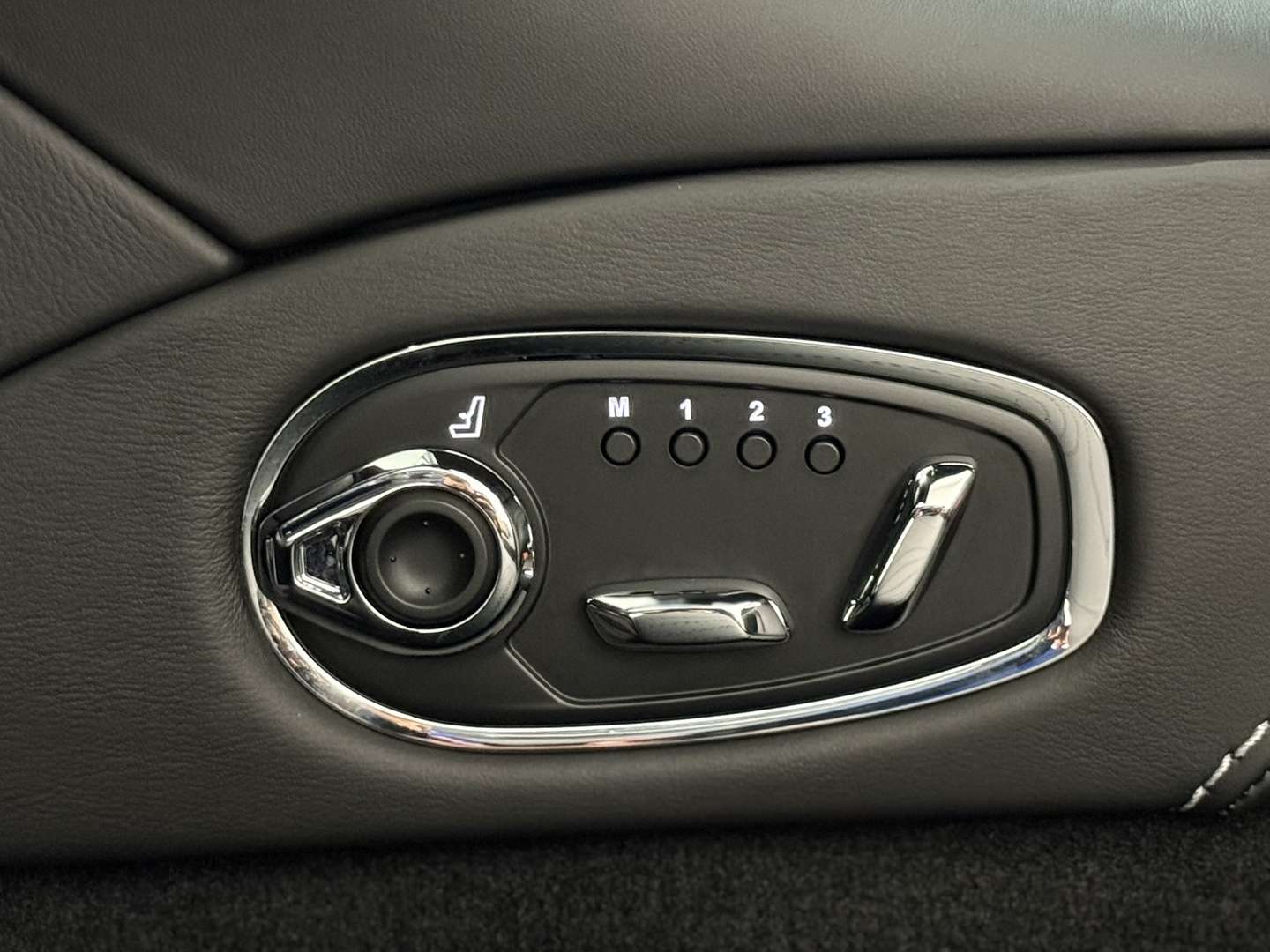 Aston Martin DB11 4.0 V8 Skyfall-Silver - 2018 - Joinsteer - #13