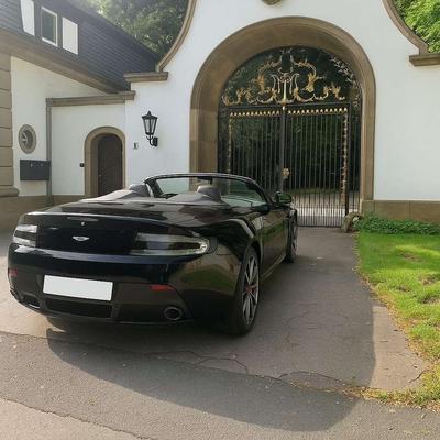 Aston Martin V8