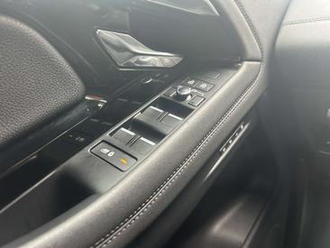 Land Rover Range Rover Evoque SE P300e — photo 9